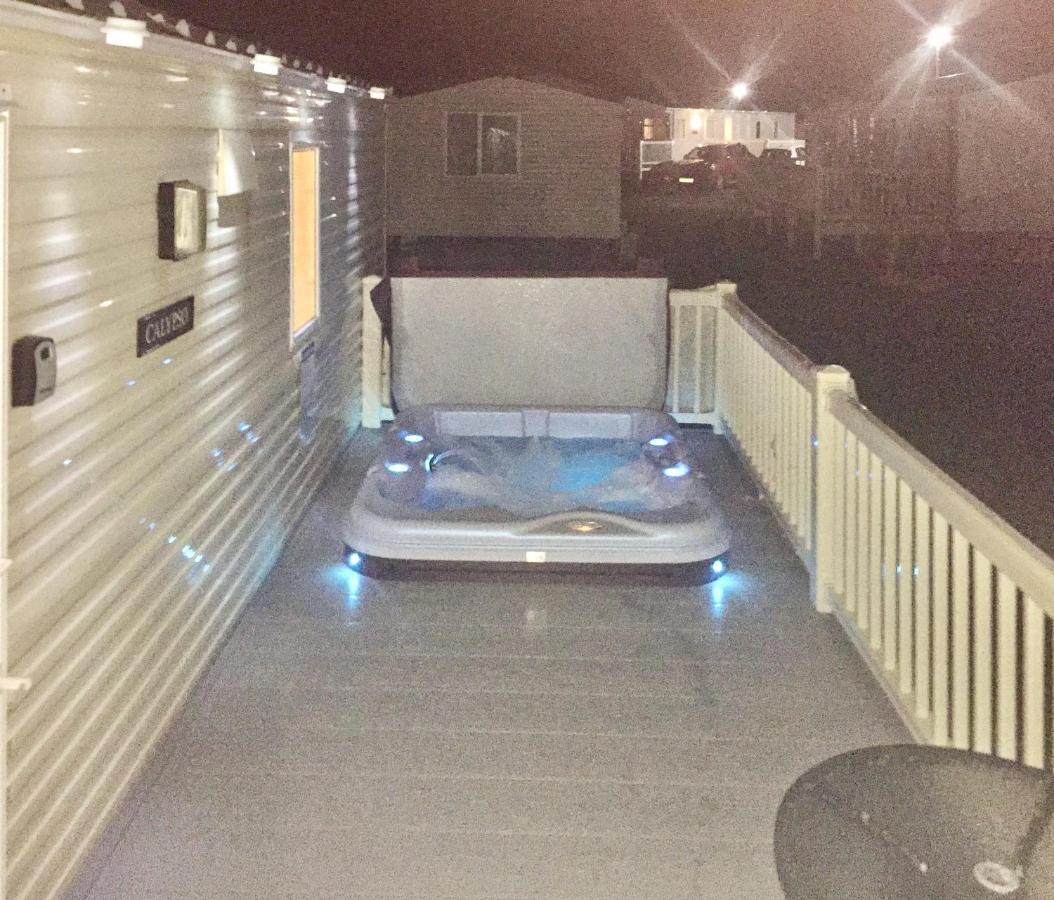 Calypso Hot Tub Breaks Tattershall Lakes Pet Friendly Esterno foto